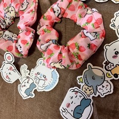 ちいかわシュシュ&防水シールの画像