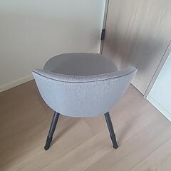 グレーのチェアの画像