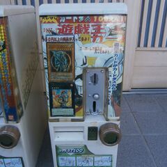 ■配達可■バンダイ カードダス 100 本体  BCM-1100 台付き上下2台セット ポケモン、遊戯王台紙付き トレカ自販機 販売機の画像