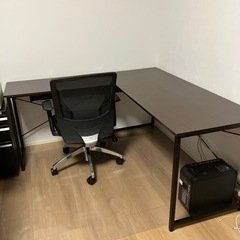 パソコンデスクとチェアの画像