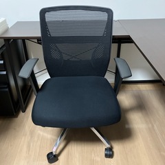 パソコンデスクとチェアの画像