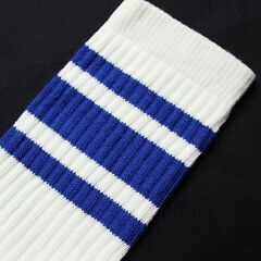 (2743) SkaterSocks (スケーターソックス) ロングソックス 靴下 男女兼用 ソックス チューブソックス Knee high White tube socks with Royal Blue stripes style 3 (22インチ) スケボー SK8の画像