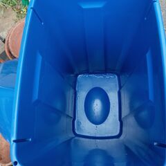 空き缶やペットボトルのゴミ箱の画像