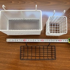 100円ショップ　ワイヤーネットにかける　カゴの画像