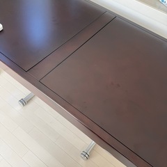 昇格式のダイニングテーブルの画像