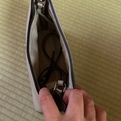 ベージュのショルダーバッグの画像