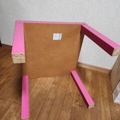 IKEAピンクのテーブルの画像