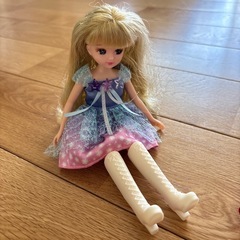 リカちゃん人形と洋服と小物の画像