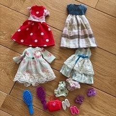 リカちゃん人形と洋服と小物の画像