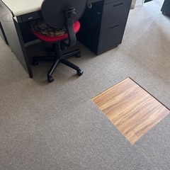 フロアタイルマット厚手美品 1枚100円でお譲りします目黒区自由が丘 7\26引取希望の画像