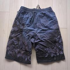 メンズ　水着　黒と紫の花柄ショートパンツの画像