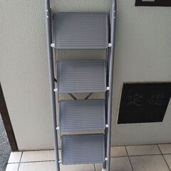 配達可!!【定価11670円】脚立 4段 踏み台 脚立 折りたたみ おしゃれ 軽量 ステップ台 ステップチェア 折りたたみステップ ディスプレイラック ステップラダー ステップスツール 4段 グレーの画像