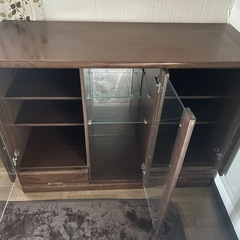 茶色飾り棚の画像