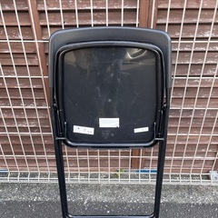 椅子と可愛いレトロランプの画像