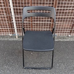 椅子と可愛いレトロランプの画像