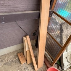 大量の植木鉢　木材等の画像
