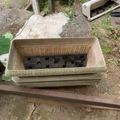 大量の植木鉢　木材等の画像