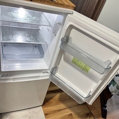 7/25に処分予定【美品】2022年製SHARP 全内容積152Lノンフロン冷凍冷蔵庫（家庭用）２ドア《配達なし》 説明書ありの画像
