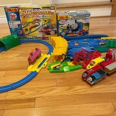 プラレールきかんしゃトーマスベーシックセットと60周年ベストセレクションセットの画像