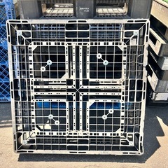 中古 軽量プラスチックパレット 1100×1100 割れ、欠け有りの画像