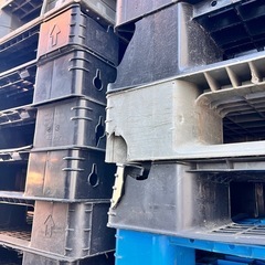 中古 軽量プラスチックパレット 1100×1100 割れ、欠け有りの画像