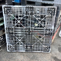 中古 軽量プラスチックパレット 1100×1100 割れ、欠け有りの画像