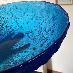 綺麗なブルーガラスの器の画像