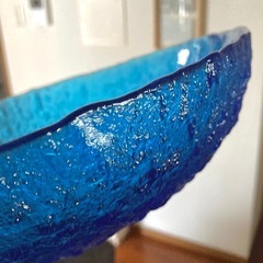 綺麗なブルーガラスの器の画像