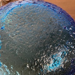 綺麗なブルーガラスの器の画像
