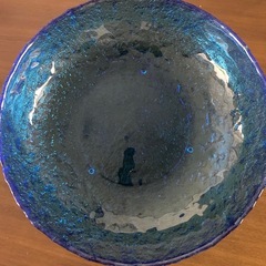 綺麗なブルーガラスの器の画像