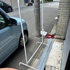 机、椅子四つ　ハンガーラックの画像