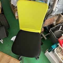机、椅子四つ　ハンガーラックの画像