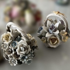 陶器製の花瓶とフィギュアセットの画像