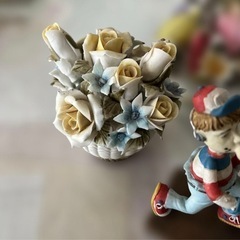 陶器製の花瓶とフィギュアセットの画像