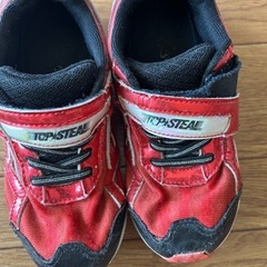 赤い子供用スニーカーの画像