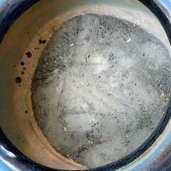 △ B 火鉢 ひばち 灰入り 大 高さ 40㎝ 直径 60㎝ 側面の縦に52cm程のひび上部の一箇所に欠けあり 現状渡しの画像