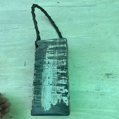 黒い陶器の花瓶 編み込み竹細工　弘山窯　一輪挿し　民芸品　インテリアの画像