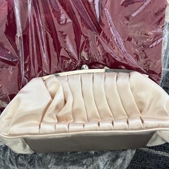 結婚式　ドレスとバックの画像