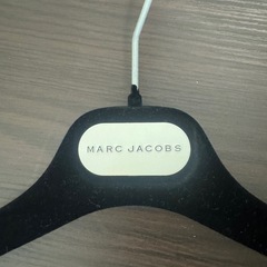 MARC JACOBS 黒ハンガー スリムデザインの画像