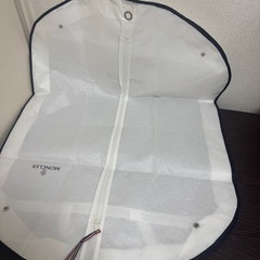 MONCLER 服入れ ホワイトの画像