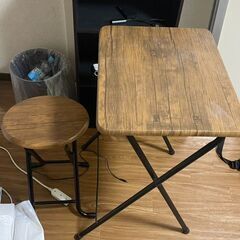 小テーブルとイスの画像