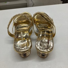 A2507-589 レディース サンダル ゴールド サイズ23.5cm 中古の画像