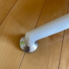 丸テーブルと椅子３脚の画像