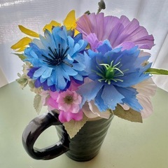 【敬老の日ギフトに】ひまわりのマグカップアレンジ／造花フラワーインテリア の画像
