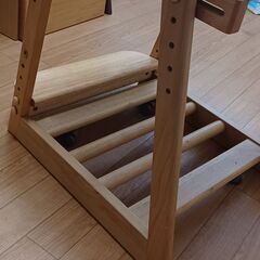 学習机 と椅子の画像