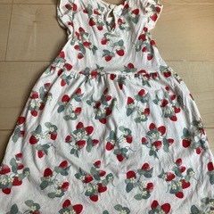H&M いちご柄　ワンピースの画像