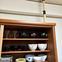 茶箪笥と耐震用突っ張り棒2本　￥0円お譲りします　業者様も問い合わせ可。の画像