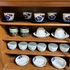 茶箪笥と耐震用突っ張り棒2本　￥0円お譲りします　業者様も問い合わせ可。の画像