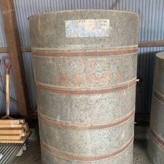 昔の米貯蔵する缶の画像