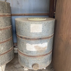 昔の米貯蔵する缶の画像